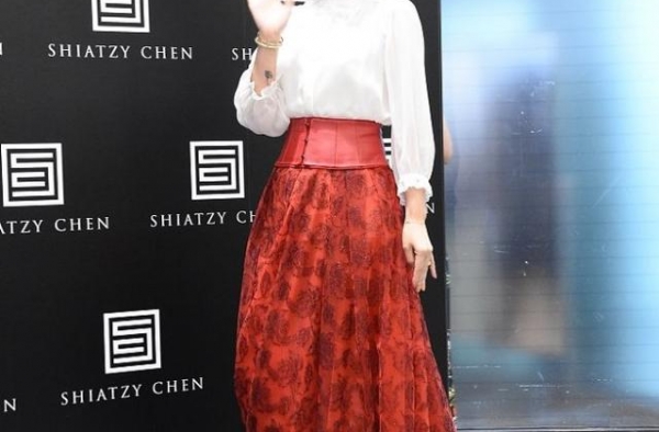 林心如太会穿，白衬衫配红裙清纯又典雅，无奈“脸圆头大”显老态