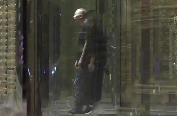 徐帆挽冯小刚手臂探班片场 老公细心体贴恩爱十足