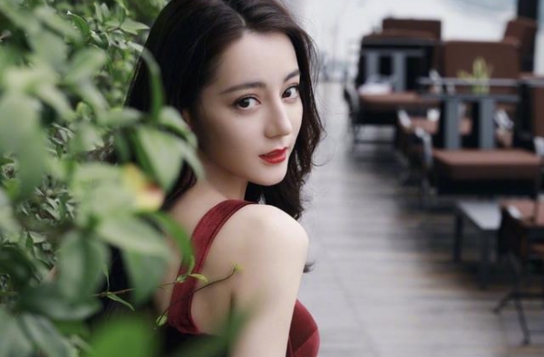 迪丽热巴 酒红色丝绒裙加上白皙美肌和波浪卷发，尽是魅惑姿态