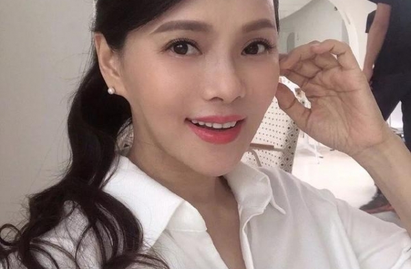 52岁伊能静状态如少女？白皙肌肤没皱纹，原来每年砸百万在脸上