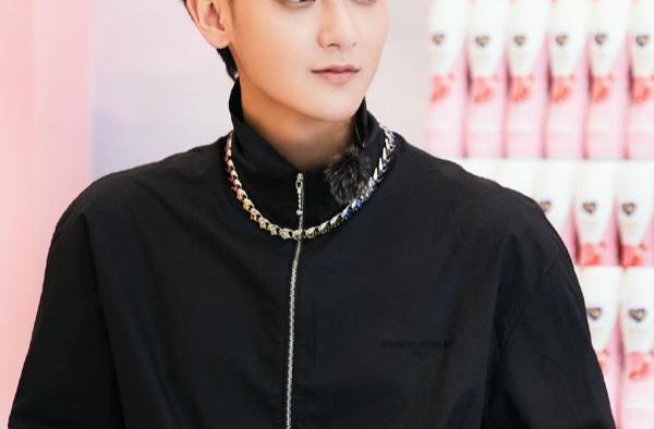 龙韬娱乐艺人悼念韬爸，曹曦月透露黄父去世时间，徐艺洋令人泪目