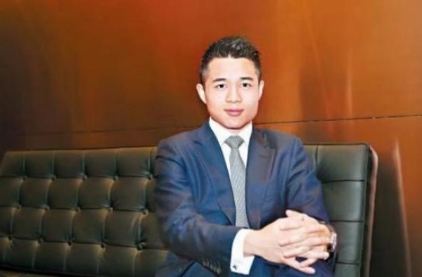 赌王之子何猷亨与她纠缠多年，她长着杏仁眼肉肉鼻，被夸是旺夫相