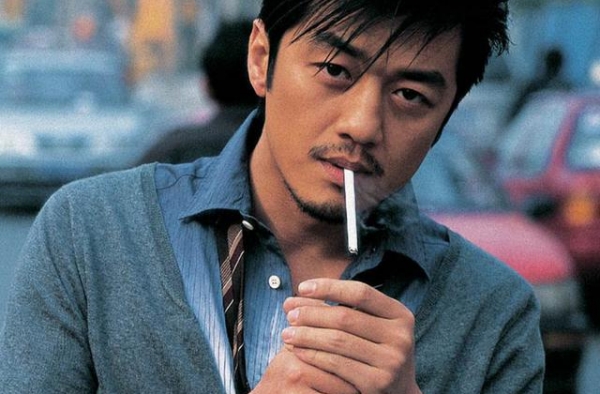 李亚鹏低调现身4S店，和好友约看千万豪车很潇洒，面容难掩苍老