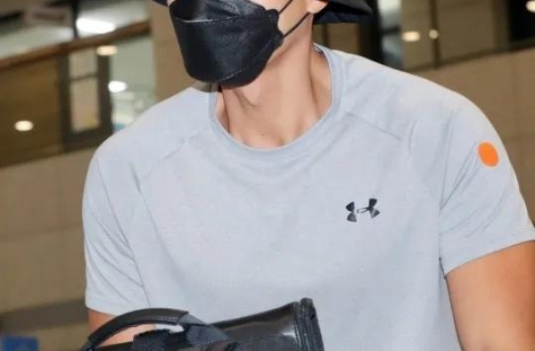 「韩娱」机场抓拍：和戏中不一样的玄彬，浑身肌肉感爆棚