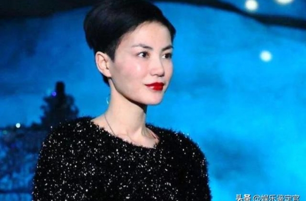 51岁王菲首次直播，真实状态曝光，窦唯妹妹在旁为其伴唱