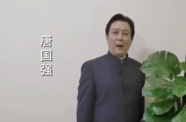 68岁唐国强近况曝光，老态尽显脸部褶皱藏不住，身穿正装卖酒水