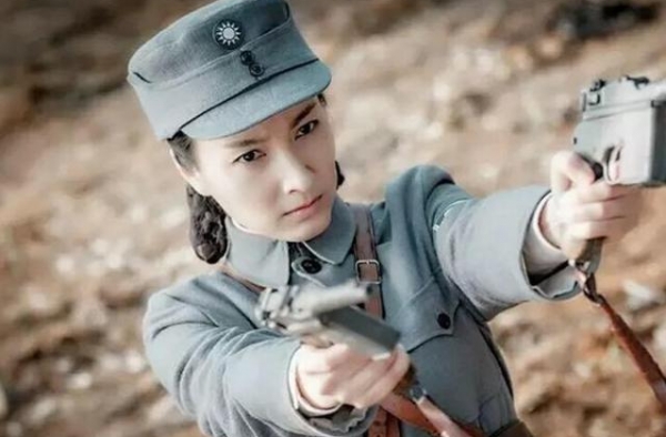 《亮剑3》没开播就被吐槽，女主穿裙子没啥，你看李云龙抽啥烟？