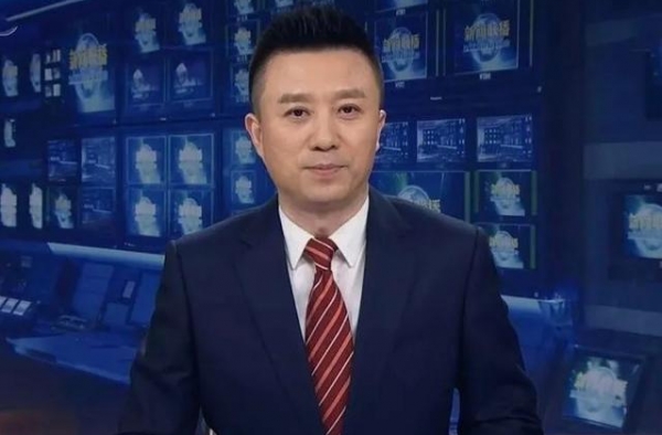 《新闻联播》新人潘涛，隔着屏幕可见紧张小动作，网友对他很宽容