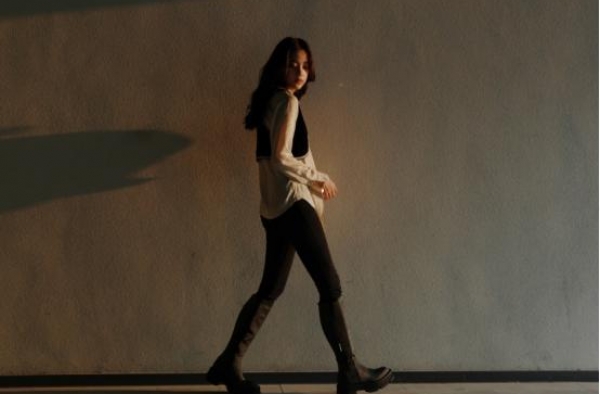 欧阳娜娜又带妹妹出席活动，离开美颜瘦身后，生图下腿围让人眼花