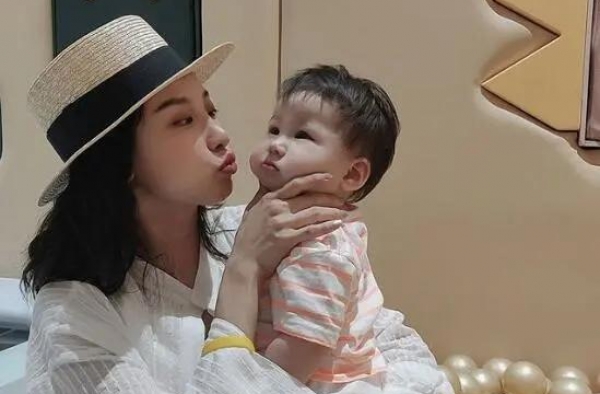齐娇跟何猷启离婚后首晒女儿 与女儿嘟嘴玩亲亲心情不错