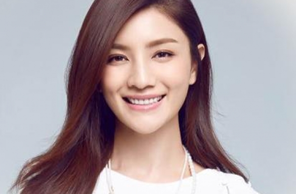 她27岁拿影后，前任是黄晓明，36岁终嫁良人今靠爱子再度翻红