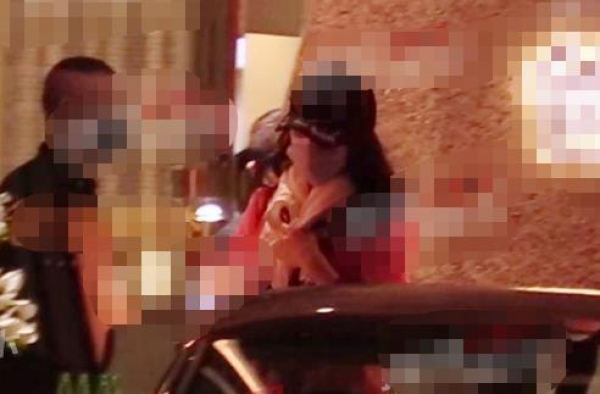 章子怡夫妇带女儿聚餐，汪峰尽心带娃当奶爸，章子怡一身轻松
