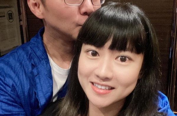 陈数老公晒与异性合影引来争议，本尊吓得发长博解释
