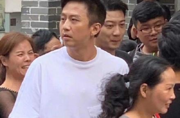 41岁邓超街头录节目，消瘦憔悴目光呆滞，穿5cm增高鞋太抢镜