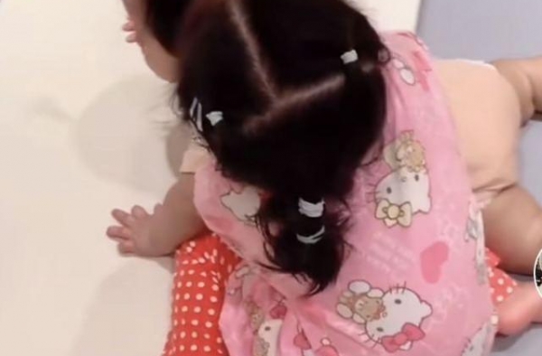 张子萱带两个女儿逛商场，承认两姐妹长相差异，小女儿更像陈赫