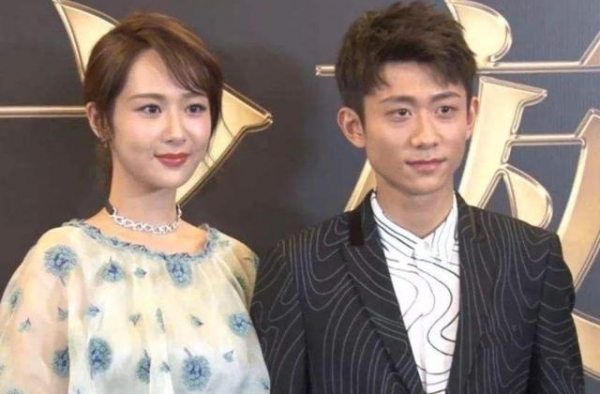 张一山和杨紫疑生间隙，同学聚会上零互动，拍合影照也都是分头站
