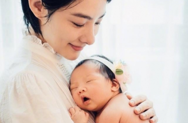 刘璇首晒女儿正面照，一家四口深情对视，7天前因超人妈妈受关注