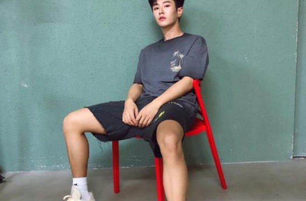 男星引擎盖上压住女星调情，事后自称单身，网友神评：算什么男人