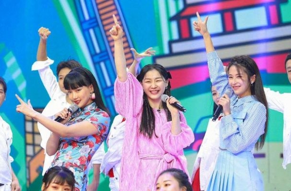 “浪姐”上《天天向上》，汪涵问王一博选谁旅行，王一博：随便