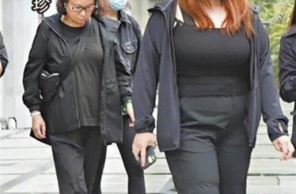 胖成球的何超盈产后暴瘦，网友质疑：产后减肥有这么简单？