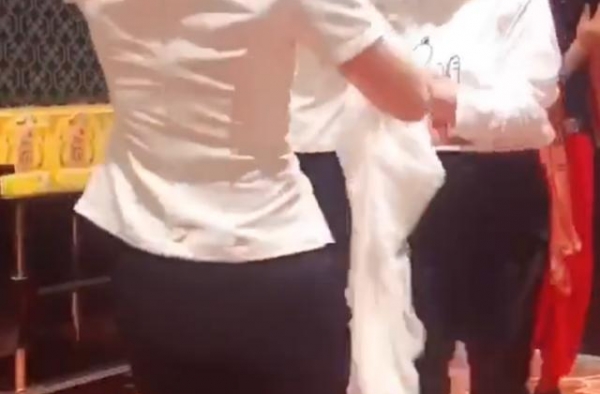 刘晓庆老年生活惬意，与服务员共舞身姿轻盈，但年龄却成谜？