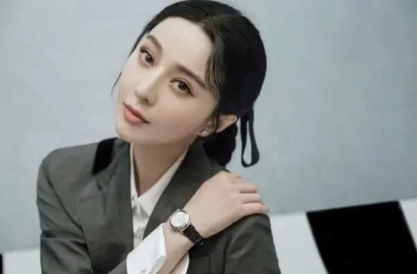 网友逛展偶遇范冰冰，穿粉色拖鞋接地气，网友评论肚子看上去好大