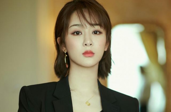杨紫大牌广告被嘲，土气值爆棚还用手替，高奢珠宝被拍出两元店感