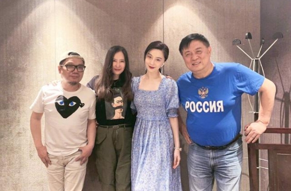 范冰冰与导演相聚，一袭方领碎花裙很优雅，却没了范爷霸气感