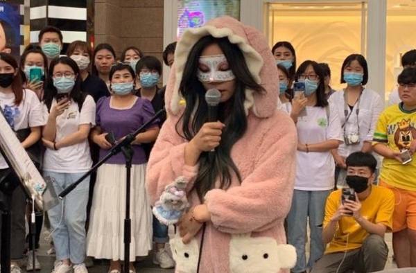 曾是女团出道，今资源差到沦落街边卖唱，张紫宁疑卖惨博眼球