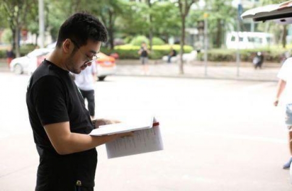 《平凡的荣耀》导演吕行：舍弃爱情线是创新也是挑战