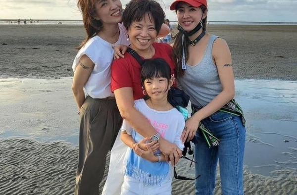 蔡依林携全家度假 与家人亲密依偎笑容灿烂