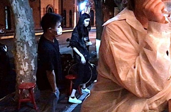 何超莲陪窦骁见家长，两人笑容一致很有夫妻相，同赏长恨歌