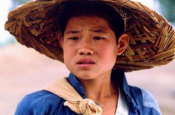 懒理被网红指鼻子骂，嘎子哥谢孟伟送娃上学，儿子清秀可爱似妈妈