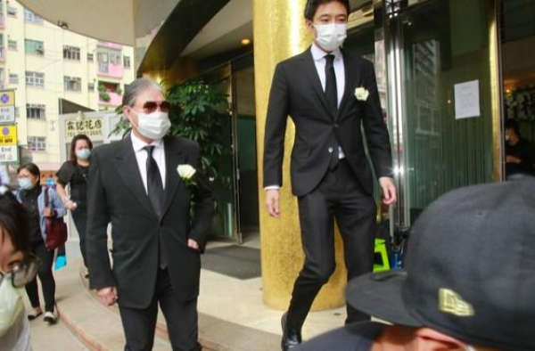 霍启山不争不抢，参加奶奶葬礼只打下手，霍启刚忙于应酬做事周到