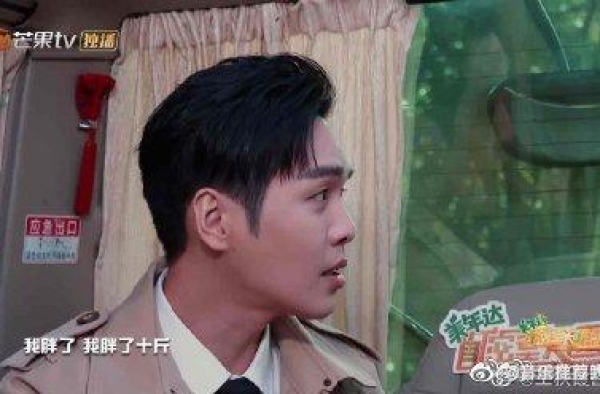 张若昀自曝因月子餐太好吃胖十斤，至今还在回味，甜蜜爱情惹人羡