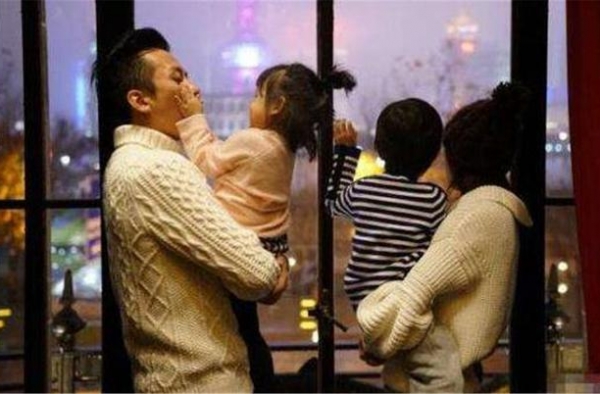 邓超9岁儿子长相风靡日本，高颜值是天生的，底气却是父母给的
