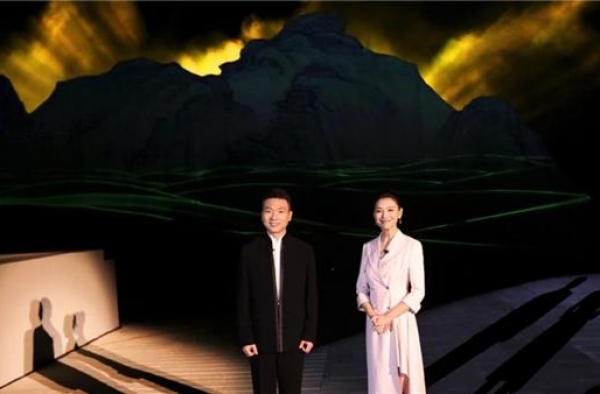 康辉栗坤搭档主持 被网友称行走的教科书