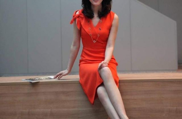 央视最美主持人李红衣品超好！穿西装裙放肆秀身材，气质不输董卿