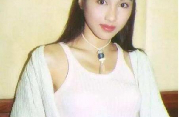 12年前，黎姿为救弟弟嫁跛豪，如今49岁却因生不出儿子被嫌弃