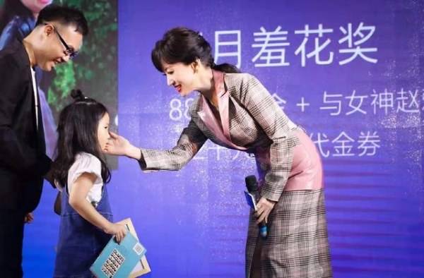 赵雅芝真不服老，踩10cm高跟如履平地，格纹西装裙气质太高级