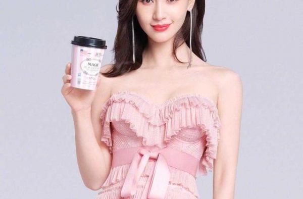 王子文新代言造型惊艳了，穿粉色抹胸蛋糕裙好迷人，美得不像话