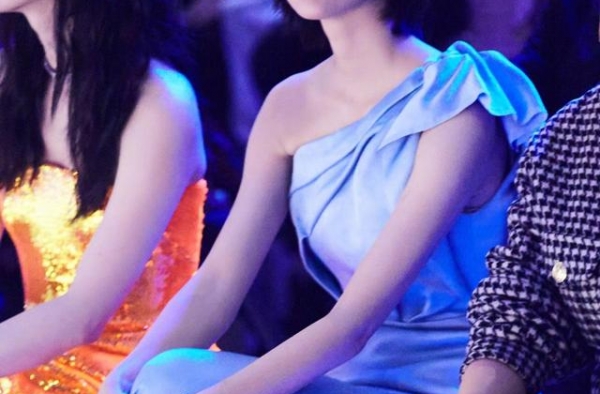 车晓现身北京时装周，穿蓝色斜肩裙气质高雅，38岁犹如美丽少女