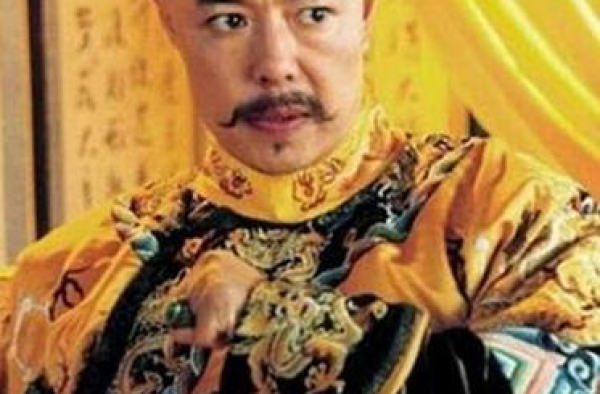 30岁出国，50岁情史混乱私生子女多，63岁张铁林又翻车了