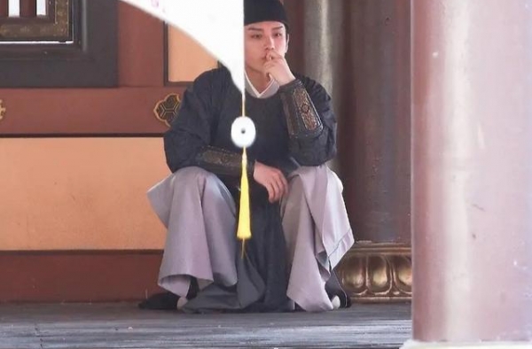 了解成毅这些过去，理解了他能被欢瑞捧的原因，也看清他未来的路