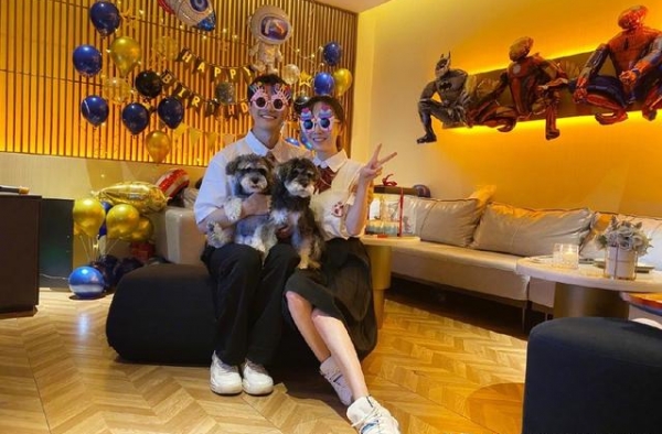 张檬卡点为金恩圣庆生，戴情侣对戒很吸睛，他们真的很不错