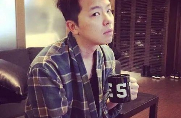 小鬼出道19年4段情史，猝逝后初恋杨丞琳爆哭，现女友工作中断