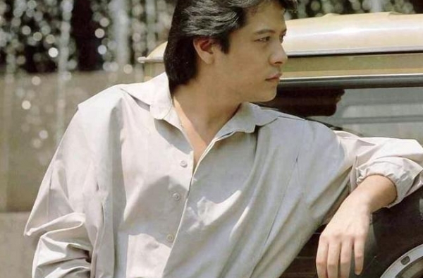 他是“乐坛第一人”，地位无人能及，退出歌坛27年至今无人见过
