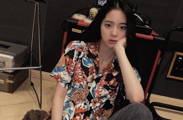 欧阳娜娜穿花衬衫牛仔裤变港风少女 坐地摆pose慵懒帅气