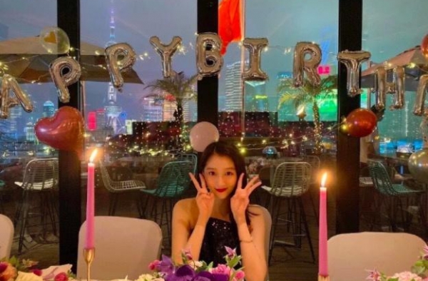 关晓彤庆生裙走时髦辣妹风，辣妹穿搭不仅要辣还要A