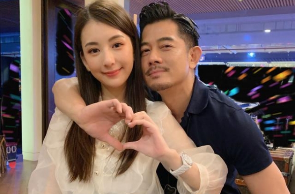 方媛参加老公郭富城新戏首映礼，造型甜美少女范十足
